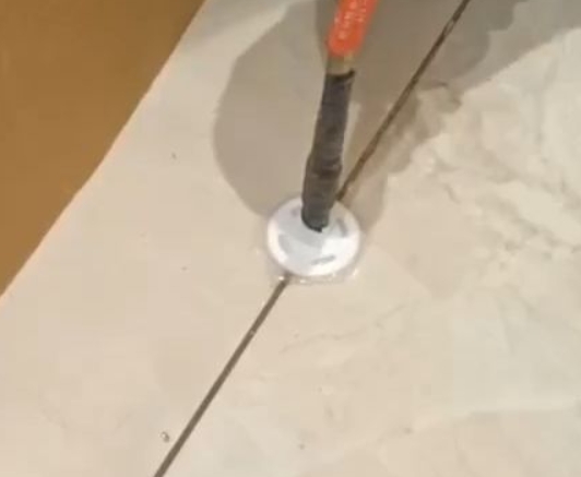 泰州市瓷砖空鼓维修公司专业解答瓷砖在铺贴过程中，如果没有涂抹均匀到位的粘结材料（如水泥砂浆或瓷砖胶），可能会导致以下问题