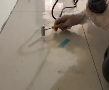 泰州市瓷砖开裂维修公司专业分享瓷砖在铺贴前如果没有沥干水分，将会导致以下问题