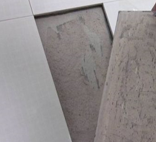 泰州市瓷砖空鼓维修公司分享瓷砖铺贴时如果打浆（即涂抹在瓷砖背面和基层上的砂浆或瓷砖胶）过少，会带来以下问题